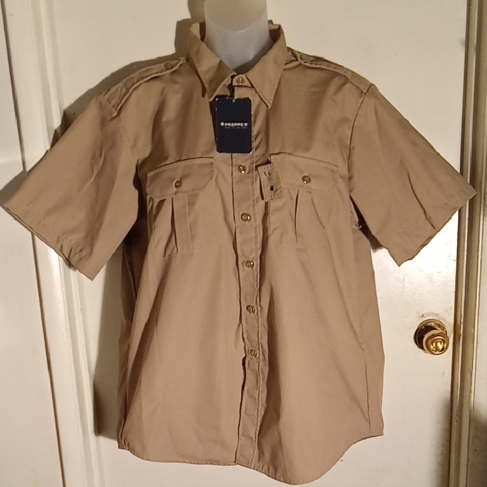 Men's button down short sleeve shirt. New with texts.